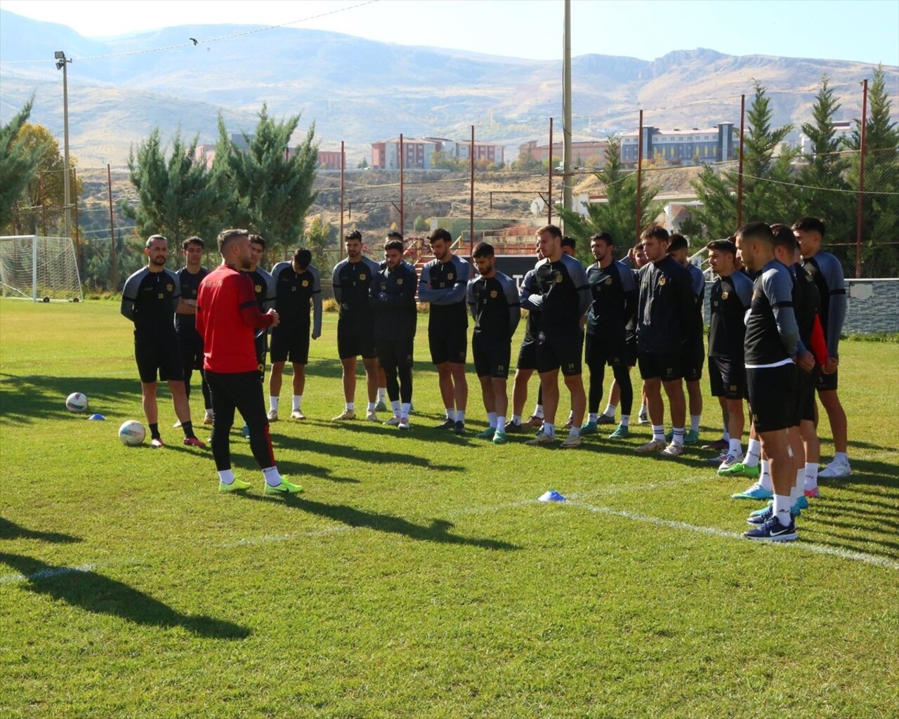 Trendyol 1. Lig ekiplerinden Yeni Malatyaspor, deplasmanda Fatih Karagümrük ile oynayacağı maçın...