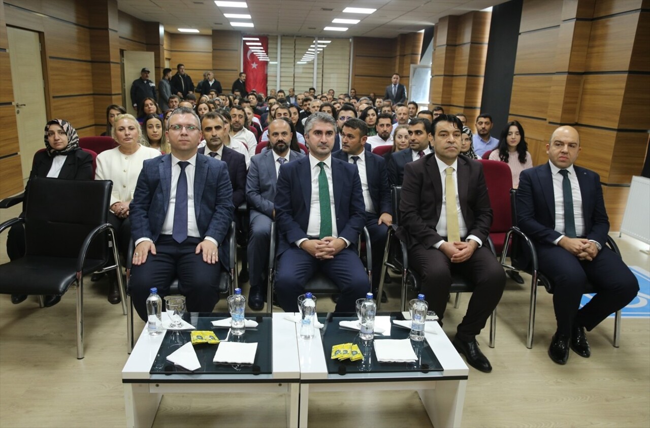 Aile ve Sosyal Hizmetler Bakan Yardımcısı Zafer Tarıkdaroğlu (sağ 3), Hakkari'de Aile ve Sosyal...