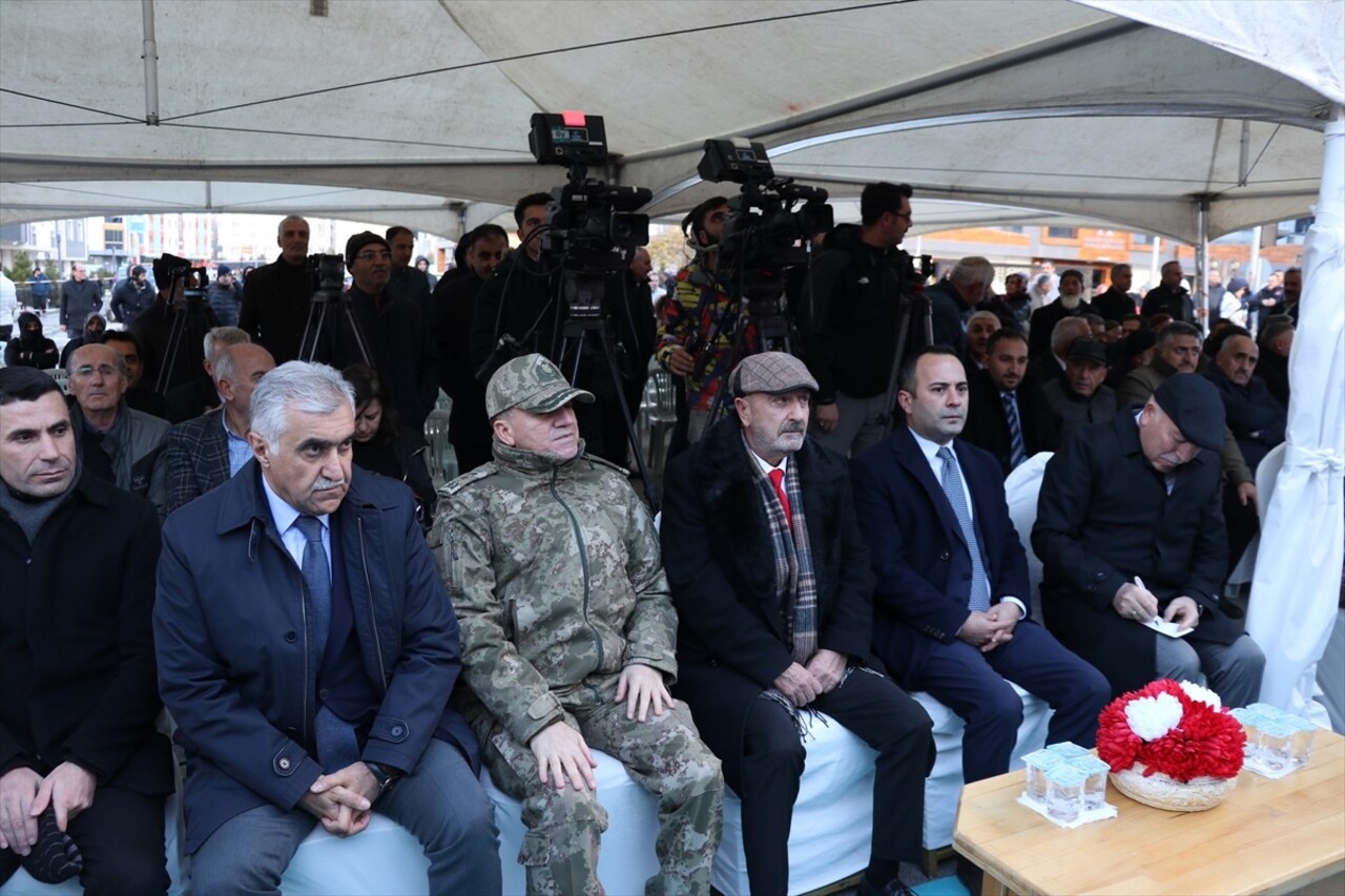 Erzurum'da, eski Özel Kuvvetler Komutanı emekli Korgeneral Zekai Aksakallı'nın (ortada) isminin...