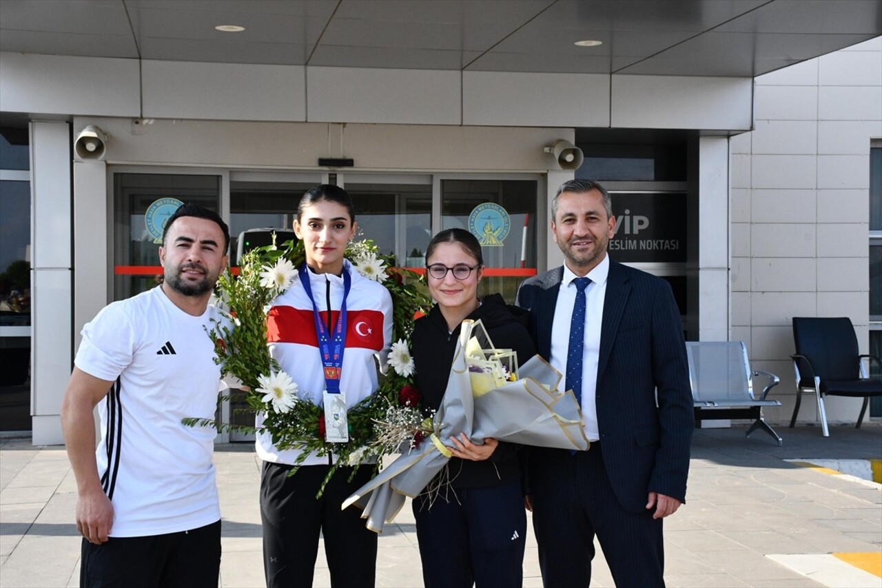 Karadağ'da düzenlenen Dünya Gençler Boks Şampiyonası'ndan gümüş madalya ile dönen milli sporcu...