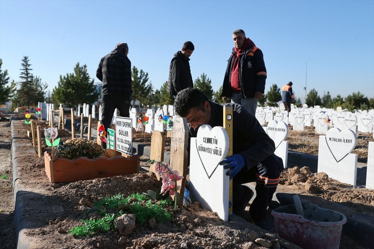 Sivas'ta arazide cesedi bulunan ve çocuk mezarlığında toprağa verilen bebeğin mezar taşına...