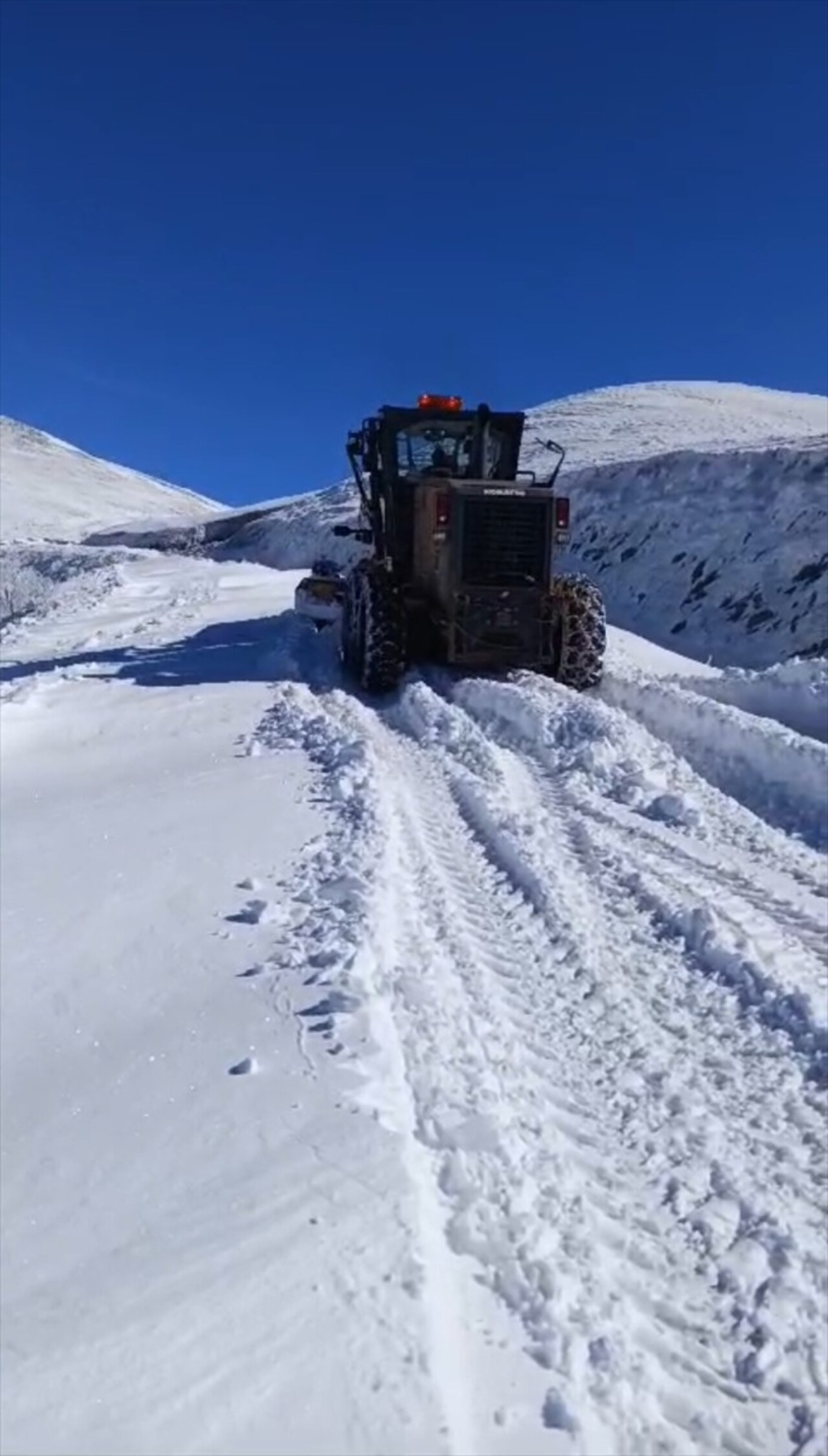 Artvin'de kar yağışı nedeniyle 38 köy yolu ulaşıma kapandı. Karayolları ve İl Özel İdaresi...