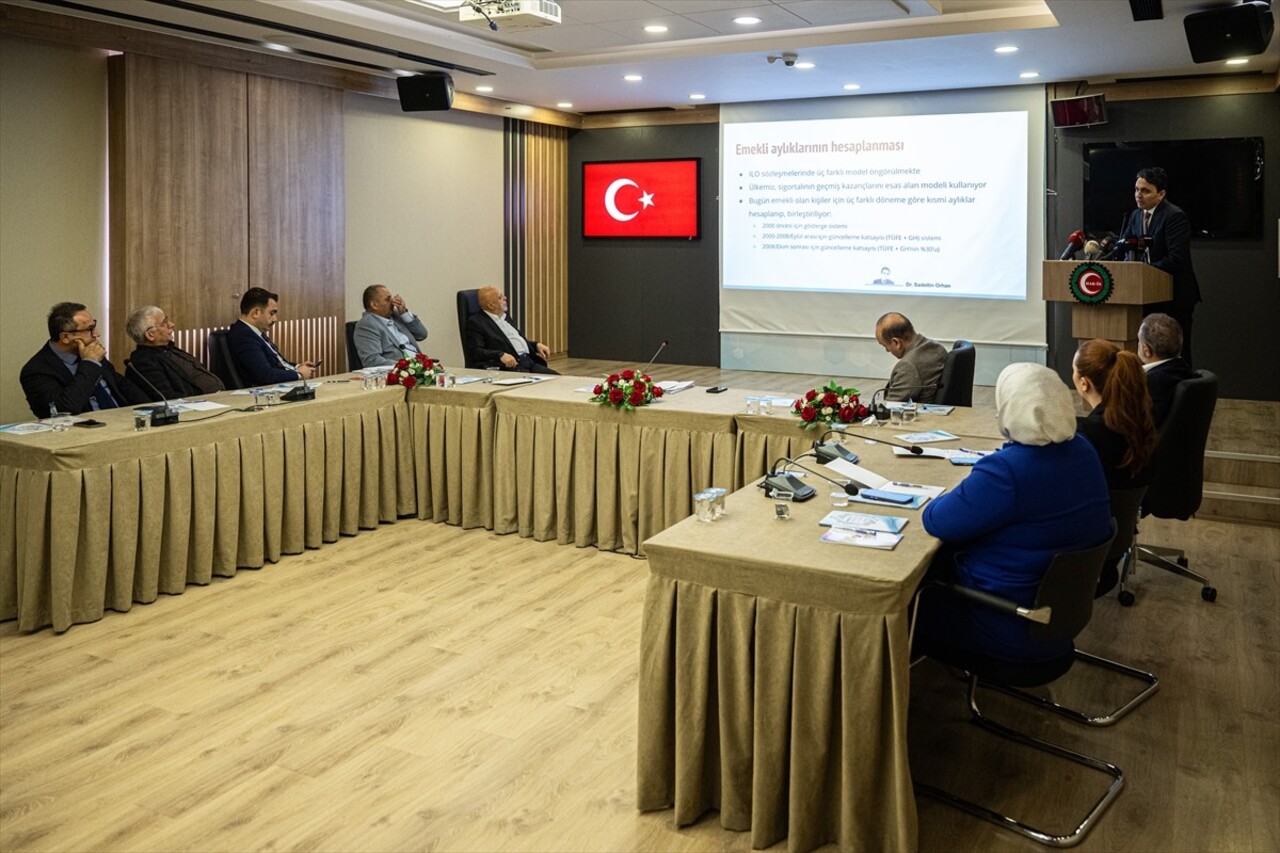 HAK-İŞ Akademi tarafından Türkiye'deki emeklilik sisteminin sorunlarının ve bunlara yönelik çözüm...