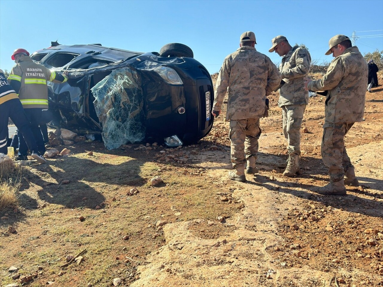 Mardin'in Dargeçit ilçesinde hafif ticari aracın devrilmesi sonucu 3 kişi yaşamını yitirdi, 5 kişi...