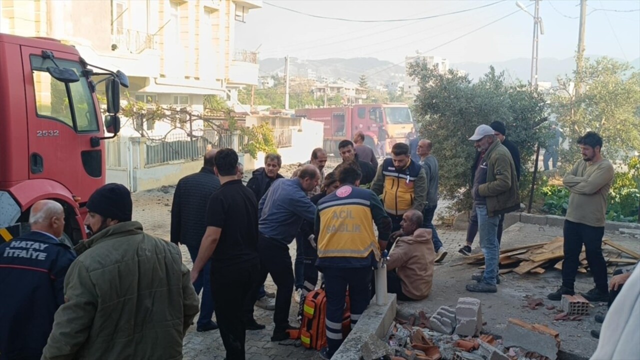 Hatay'ın Samandağ ilçesinde yangın çıkan 3 katlı binada mahsur kalıp dumandan etkilenen 3 kişi...