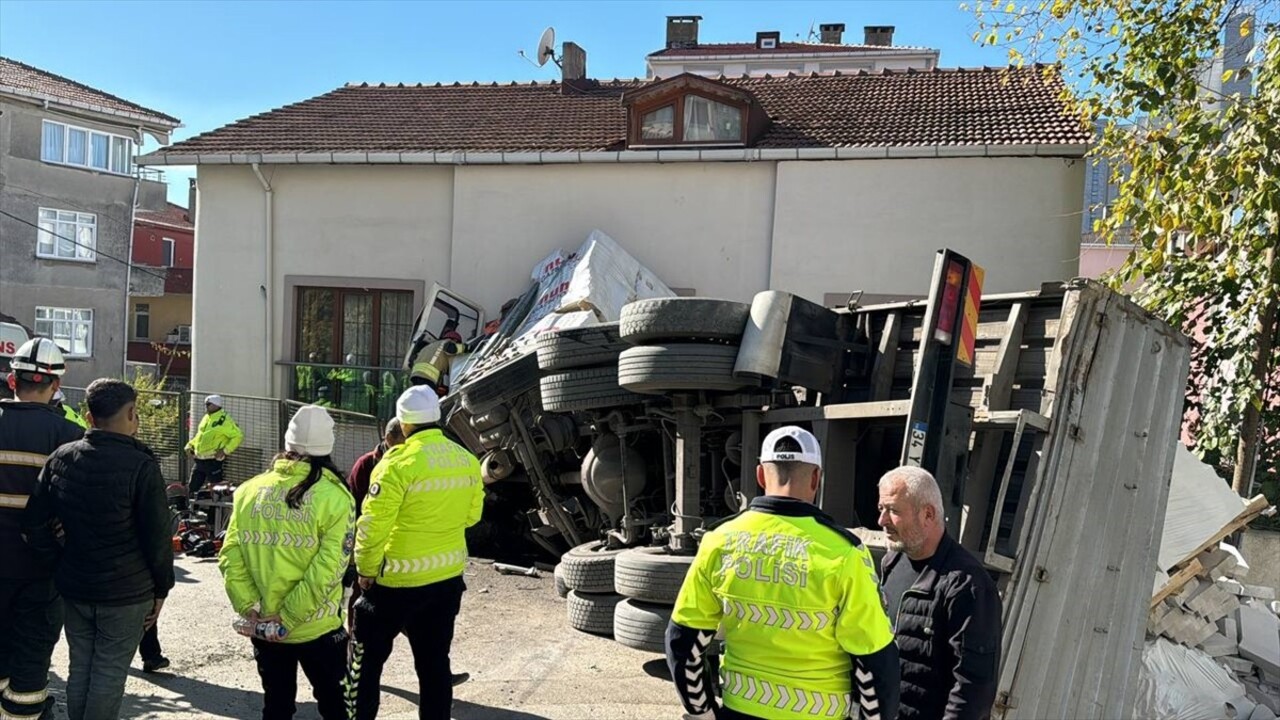 Kartal'da bir eve çarparak devrilen inşaat malzemesi yüklü kamyonun sürücüsü yaralandı. Ekiplerin...