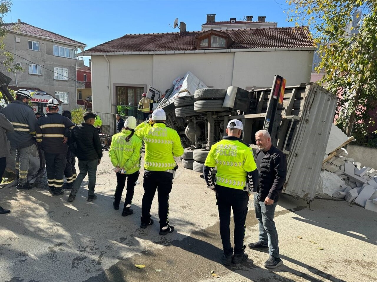 Kartal'da bir eve çarparak devrilen inşaat malzemesi yüklü kamyonun sürücüsü yaralandı. Ekiplerin...