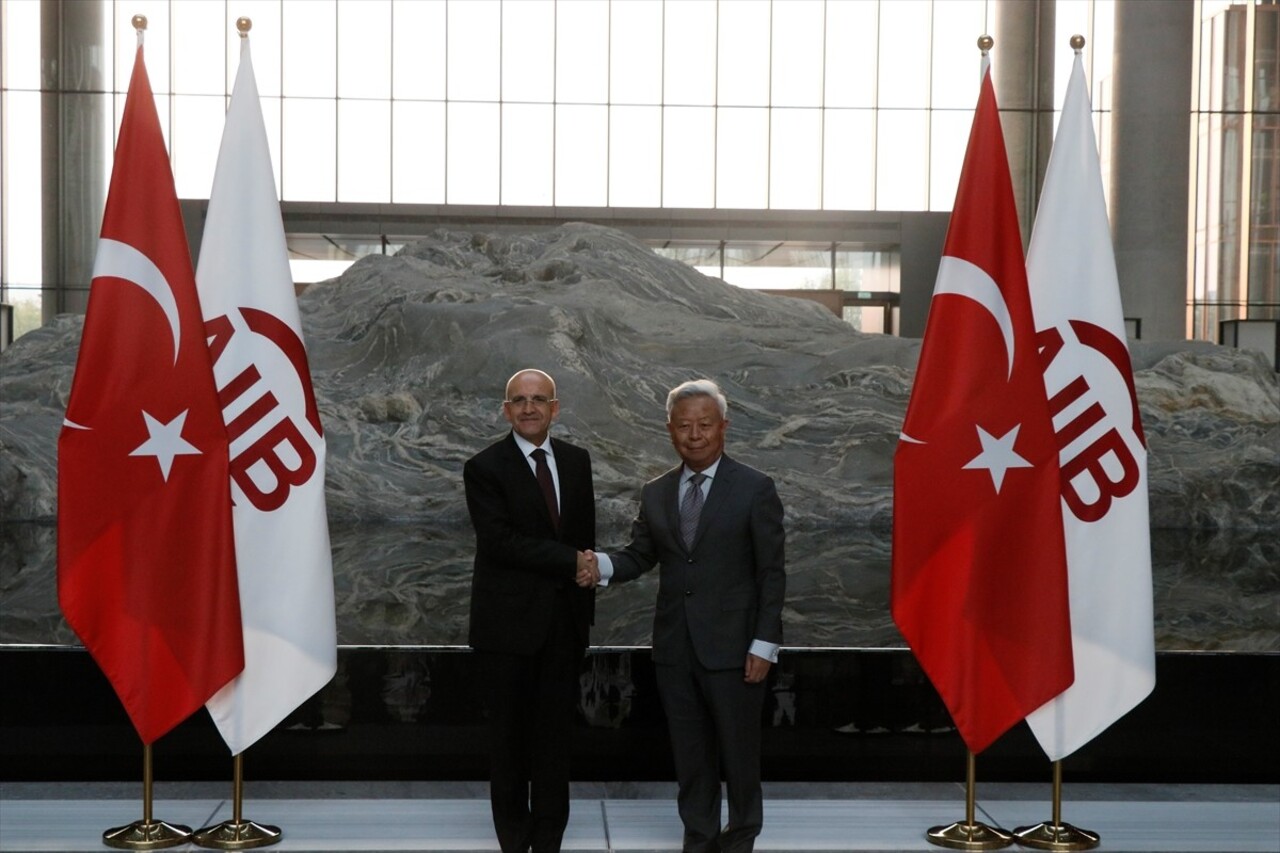 Hazine ve Maliye Bakanı Mehmet Şimşek (solda), Türkiye'nin de üyesi olduğu Asya Altyapı Yatırım...