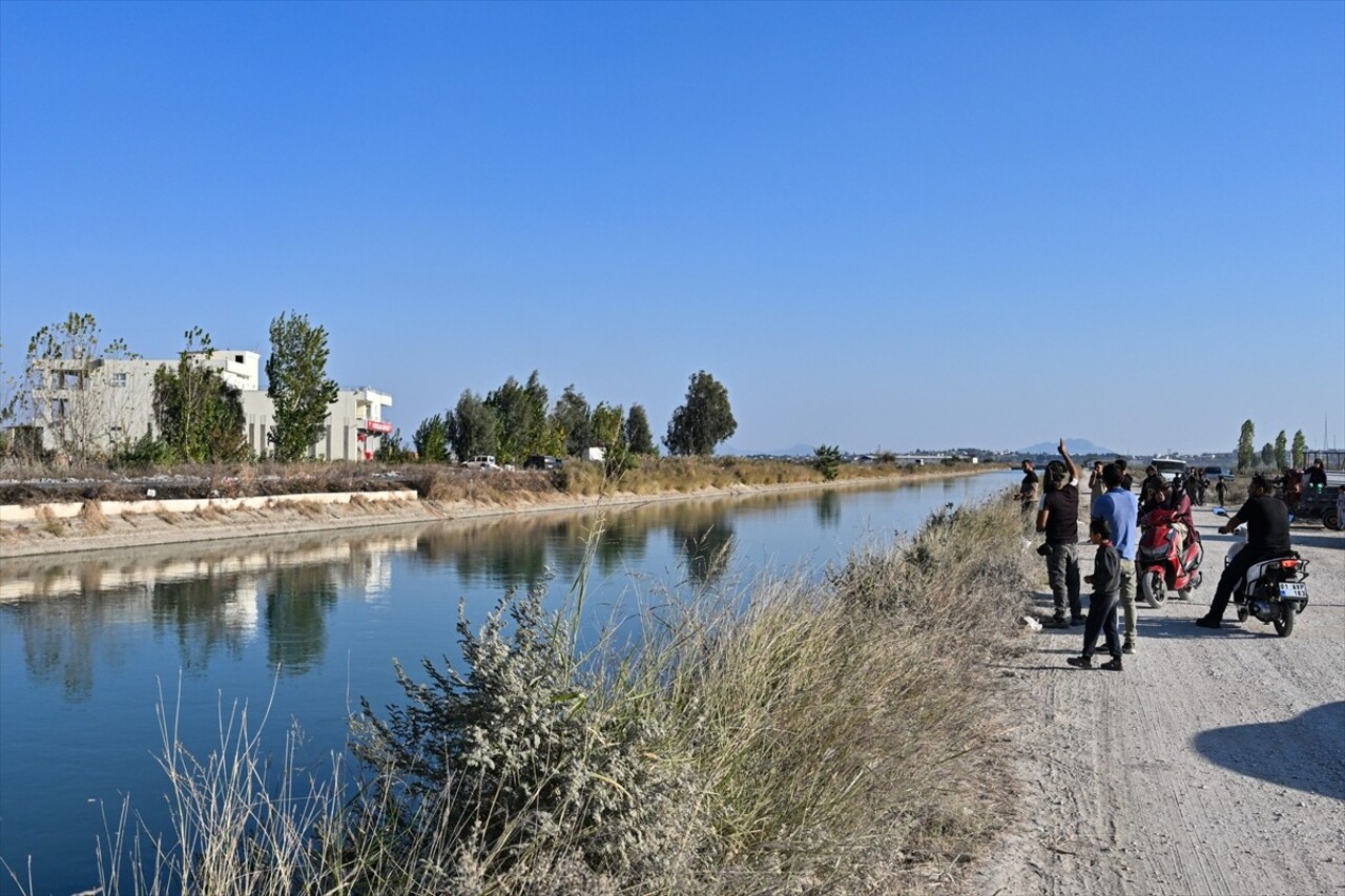 Adana'nın merkez Yüreğir ilçesinde sulama kanalına girip akıntıya kapılan iki kardeşten biri...