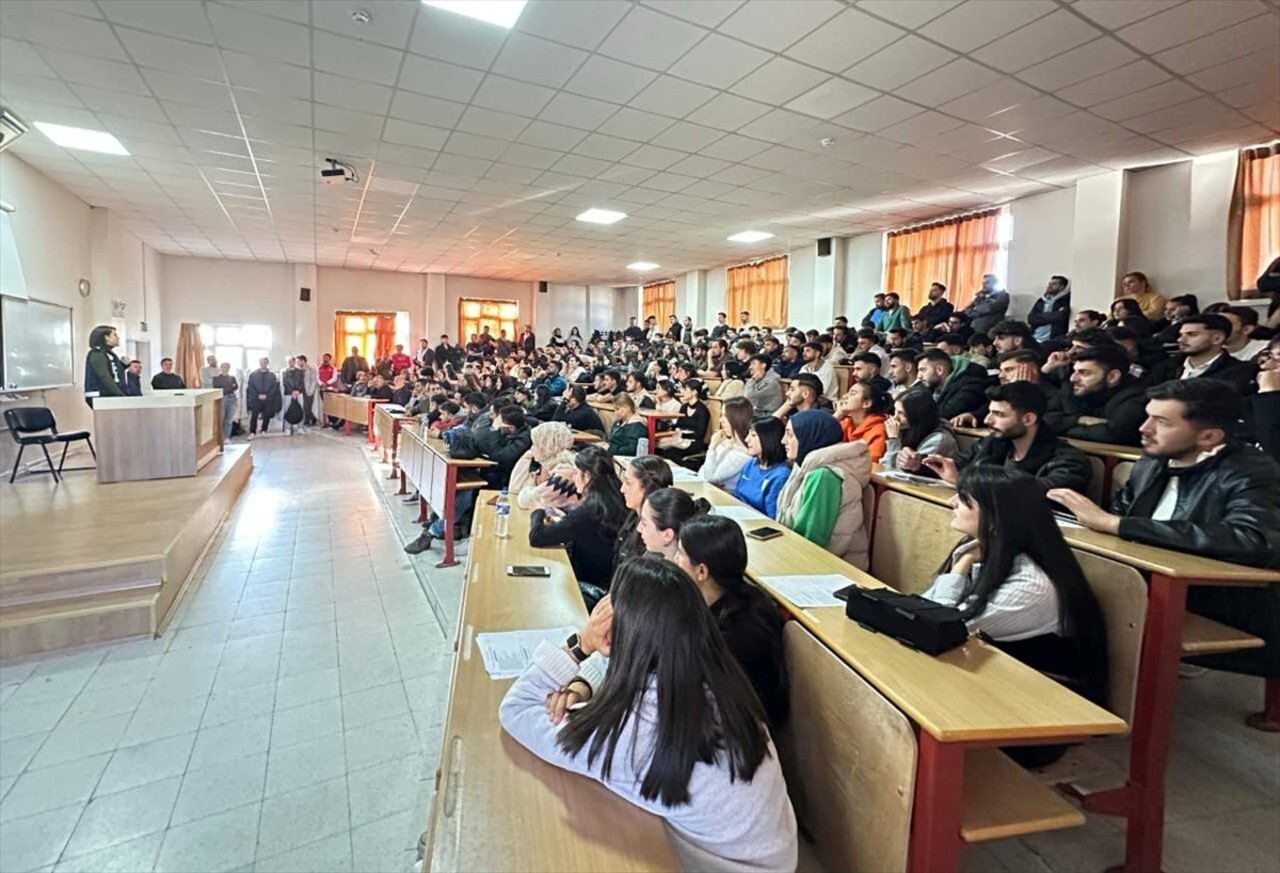 Atatürk Üniversitesinde düzenlenen "Narkogençlik" eğitim seminerinde, uyuşturucunun kişisel ve...