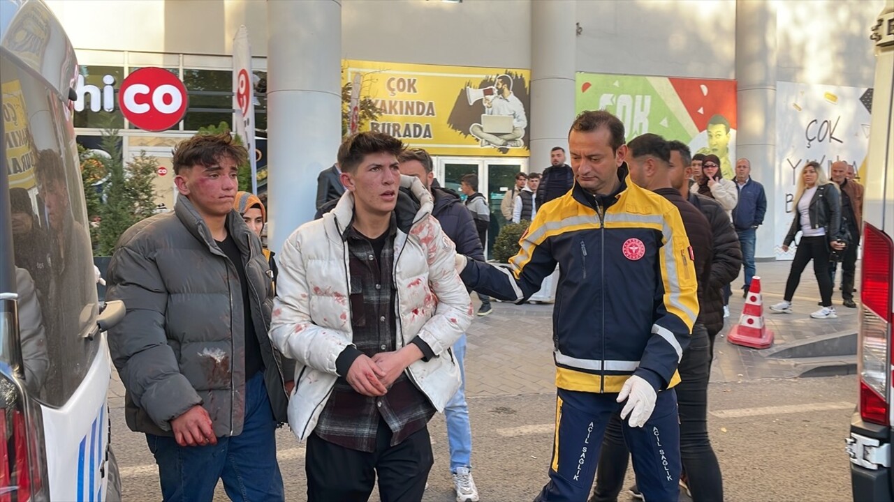 Kayseri'nin Kocasinan ilçesinde kavga etmek için takip ettikleri kişiden dayak yiyen 2 genç, başka...