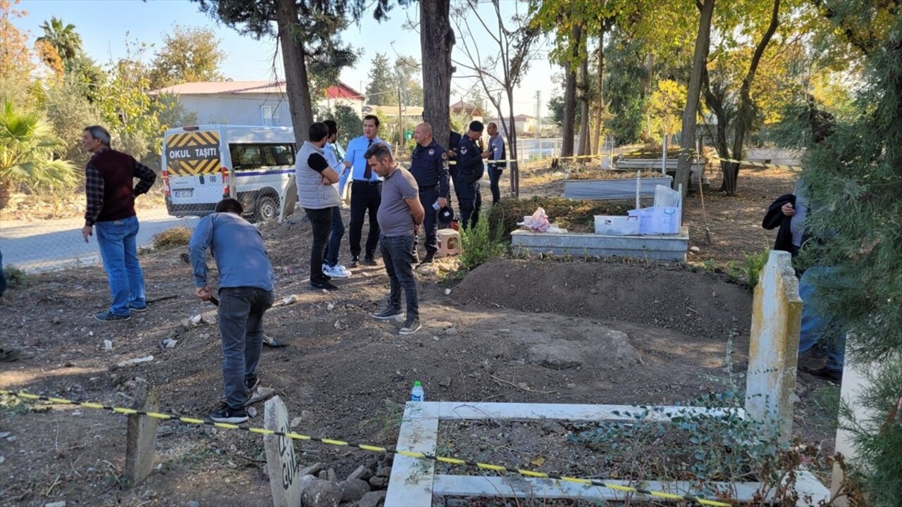 Mersin'in Tarsus ilçesinde bir cenazenin defini sırasında 1100 sikke ile seramik parçalar...