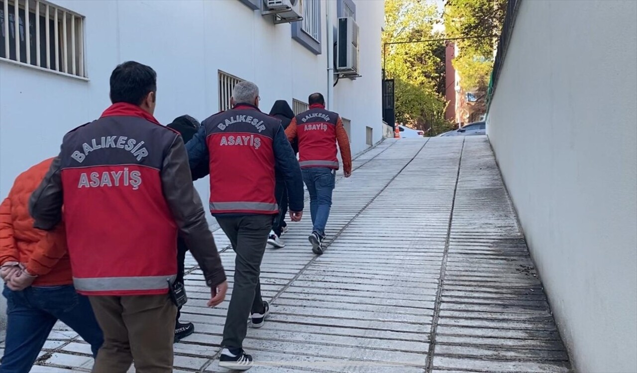 Balıkesir’de silahlı saldırıda bir kişiyi öldürüp kaçan zanlı ile ona yardım eden 2 kişi...