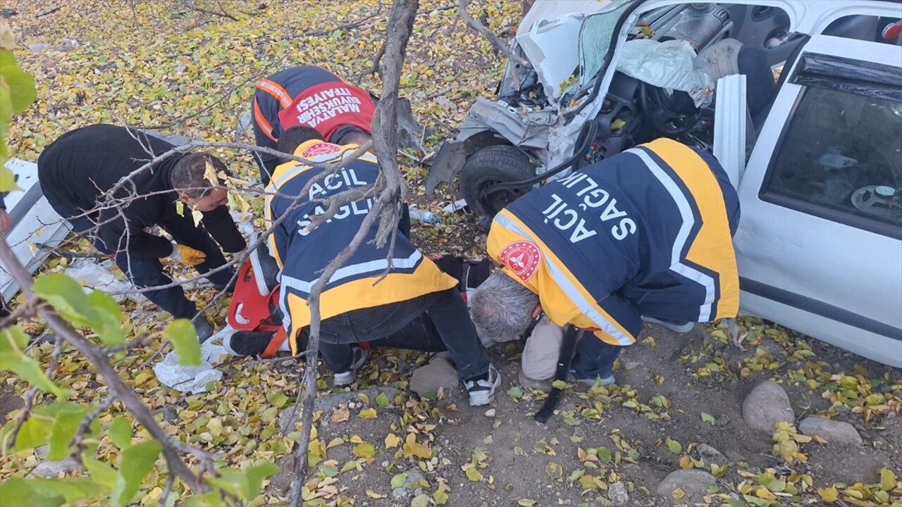 Malatya'nın Darende ilçesinde otomobilin şarampole devrilmesi sonucu 4 kişi yaralandı. Ekipler...