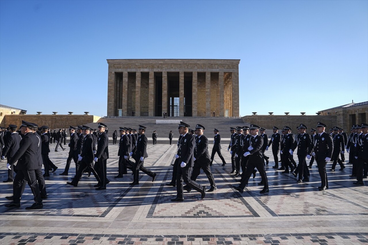 Emniyet Genel Müdürü Mahmut Demirtaş ve beraberindeki heyet, Büyük Önder Mustafa Kemal Atatürk'ün...