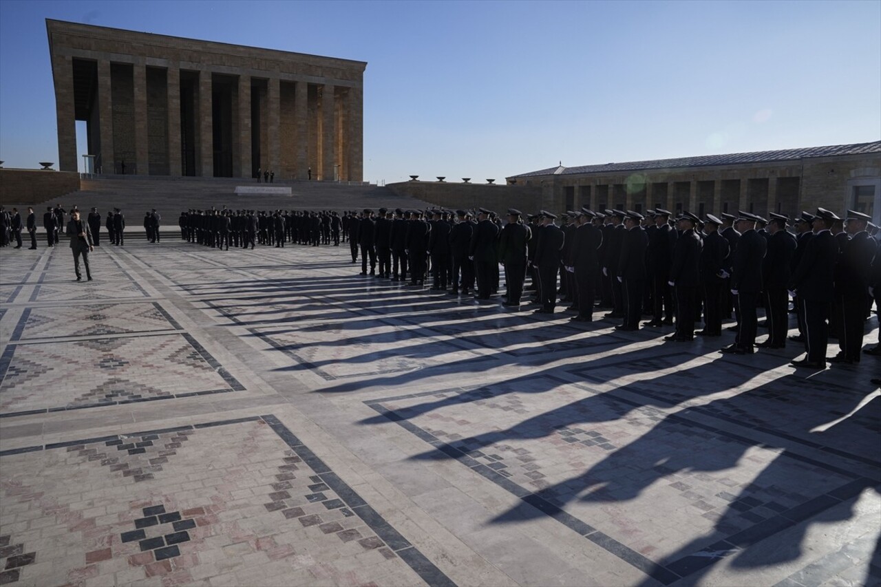 Emniyet Genel Müdürü Mahmut Demirtaş ve beraberindeki heyet, Büyük Önder Mustafa Kemal Atatürk'ün...