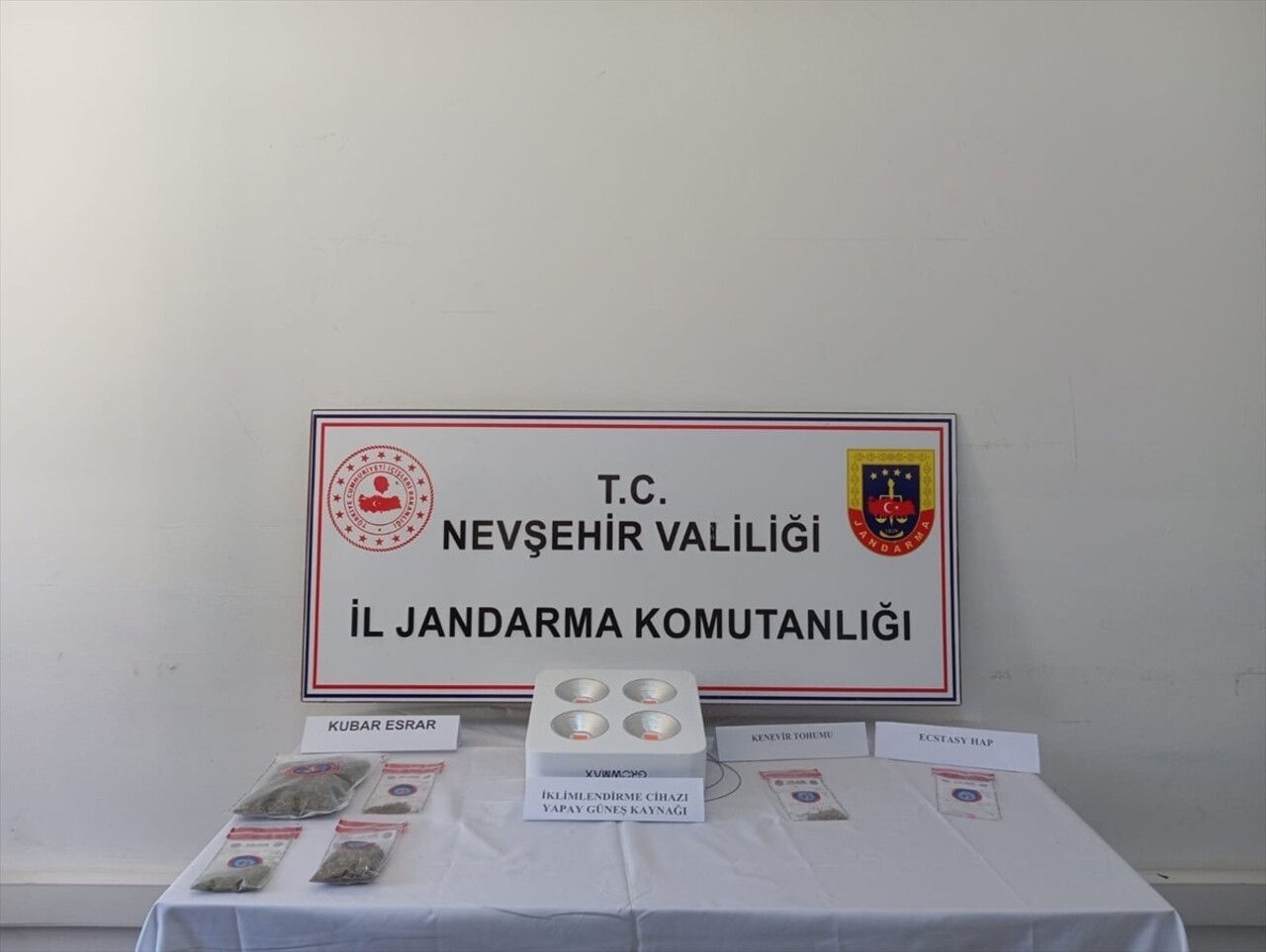 Nevşehir'de jandarma ekiplerinin düzenlediği uyuşturucu operasyonunda 7 şüpheli gözaltına alındı....