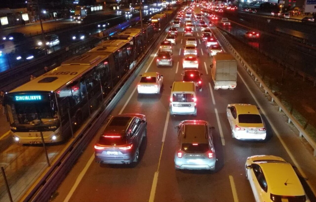 İstanbul'da, okullarda birinci dönem ara tatilinin başlaması ve haftanın son iş günü mesai bitimi...