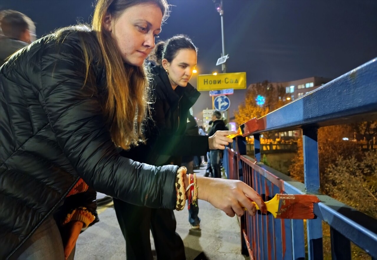 Sırbistan'ın kuzeyindeki Novi Sad'da bulunan tren istasyonunda beton sundurmanın çökmesi sonucu 14...