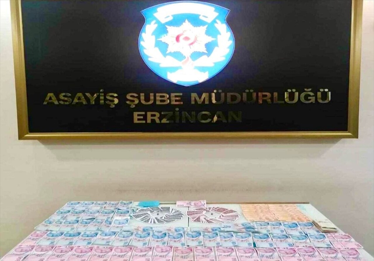 Erzincan'da bir evde kumar oynayan 3 kişiye 19 bin 275 lira para cezası uygulandı. Ekipler, kumar...