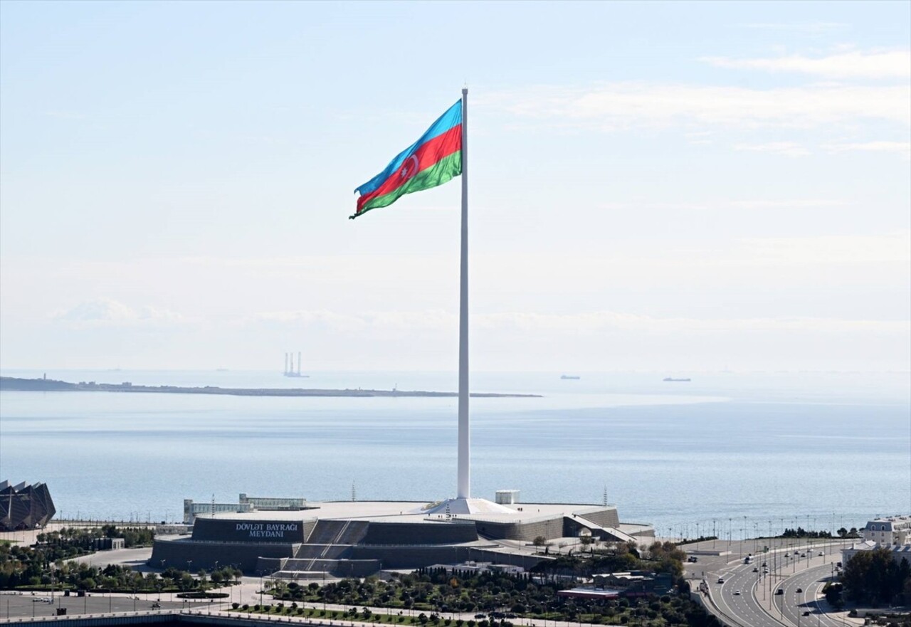 Azerbaycan'ın başkenti Bakü'deki Bayrak Meydanı'nda dalgalanan bayrak, göndere çekilen "en büyük...