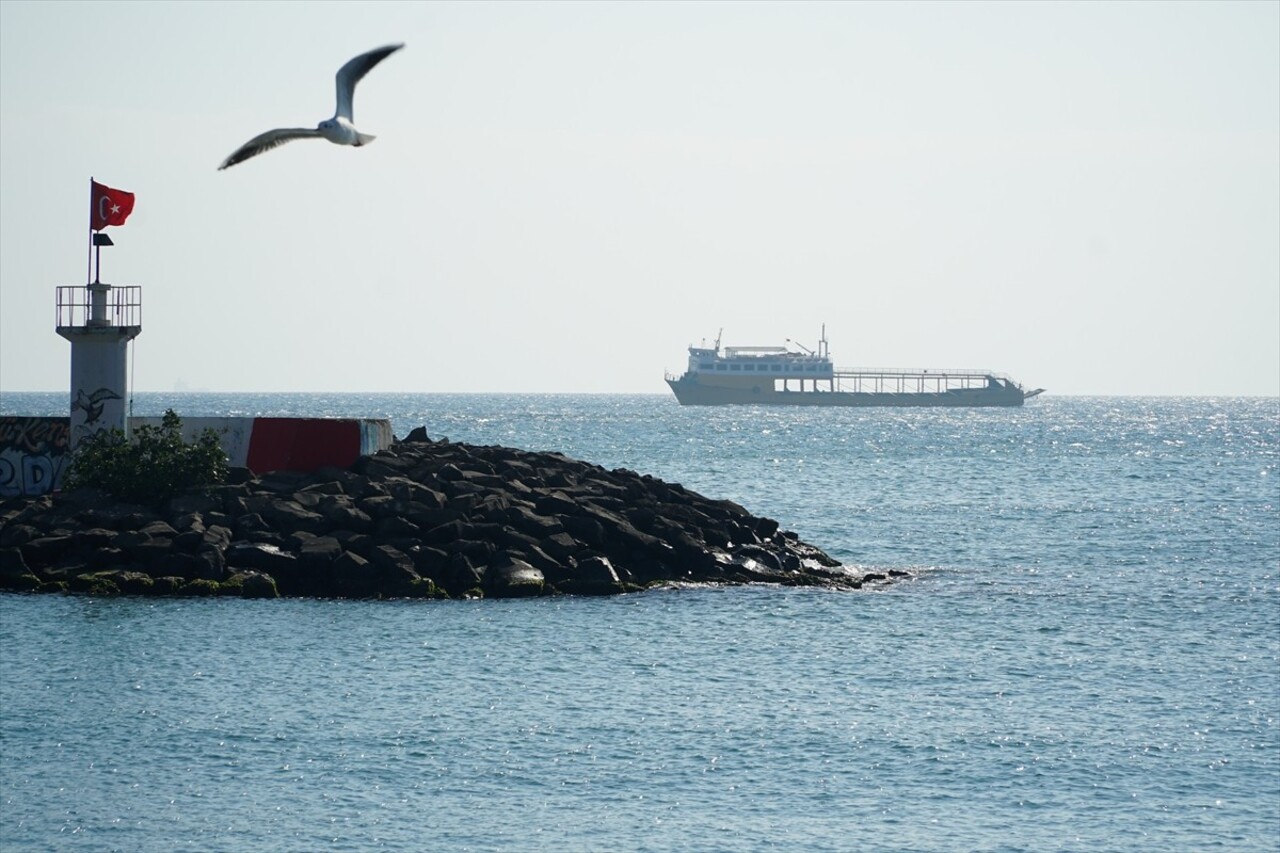 Marmara Denizi'nde 5 gündür etkili olan poyraz, deniz ulaşımında aksamalara neden oluyor. Hızı...