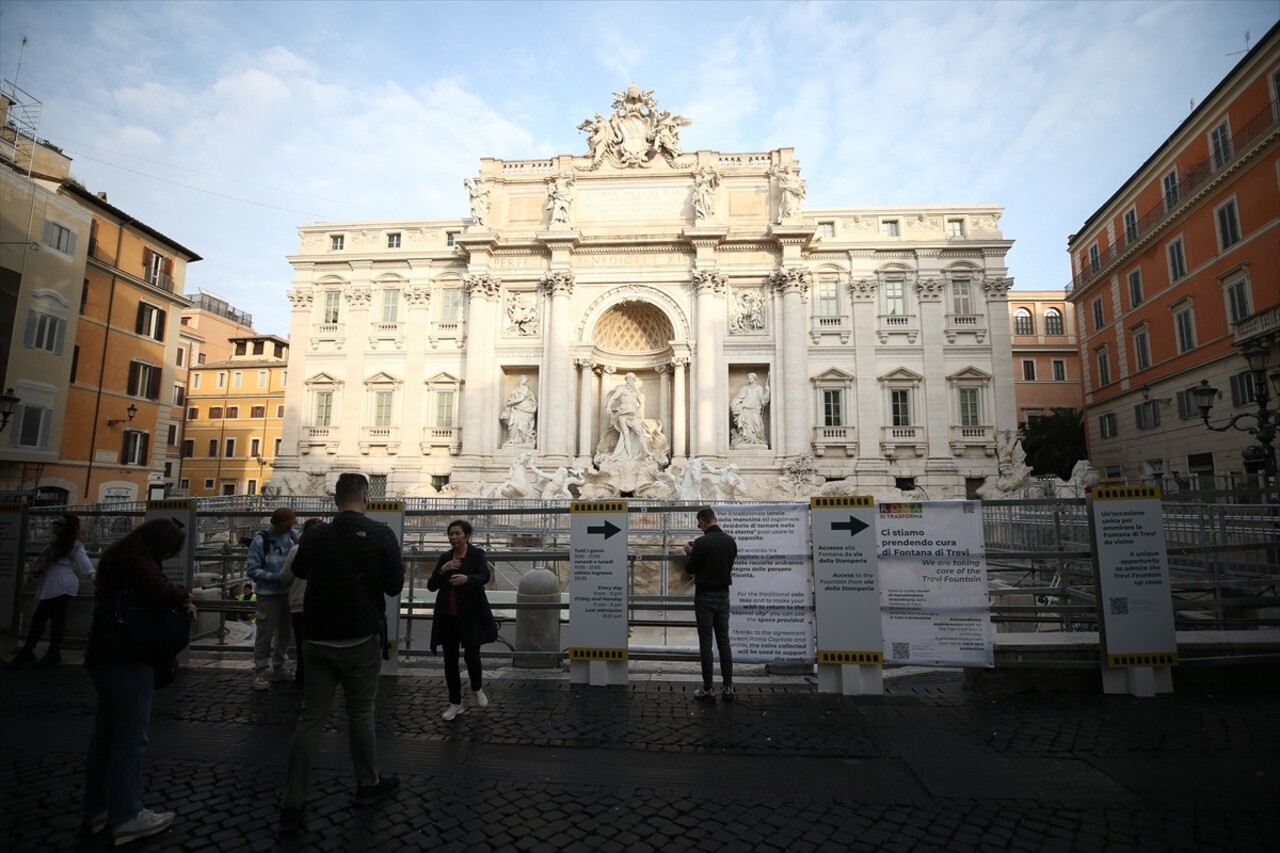 İtalya'nın başkenti Roma'nın tarihi Trevi Çeşmesi'nde (Fontana di Trevi) kapsamlı bakım...