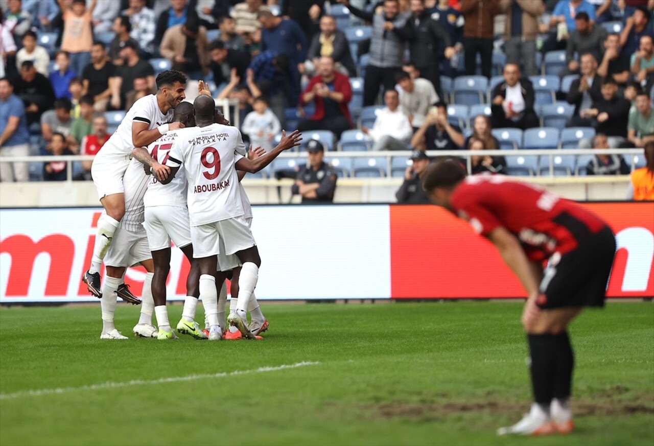 Trendyol Süper Lig'in 12. haftasında Atakaş Hatayspor ile Gaziantep FK, Mersin Stadyumu'nda...