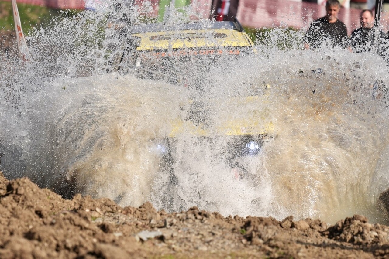 Düzce Safari Off-Road Kulübü (DÜSOF) tarafından düzenlenen 33. Geleneksel Gümüşova Off-Road...