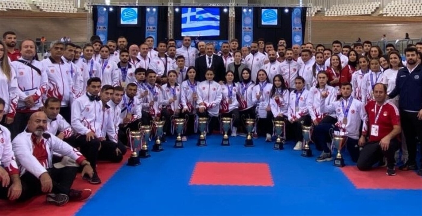 Avrupa Kick Boks Şampiyonası'nda 10'u altın, 43 madalya elde eden Türk sporcular, takım halinde...