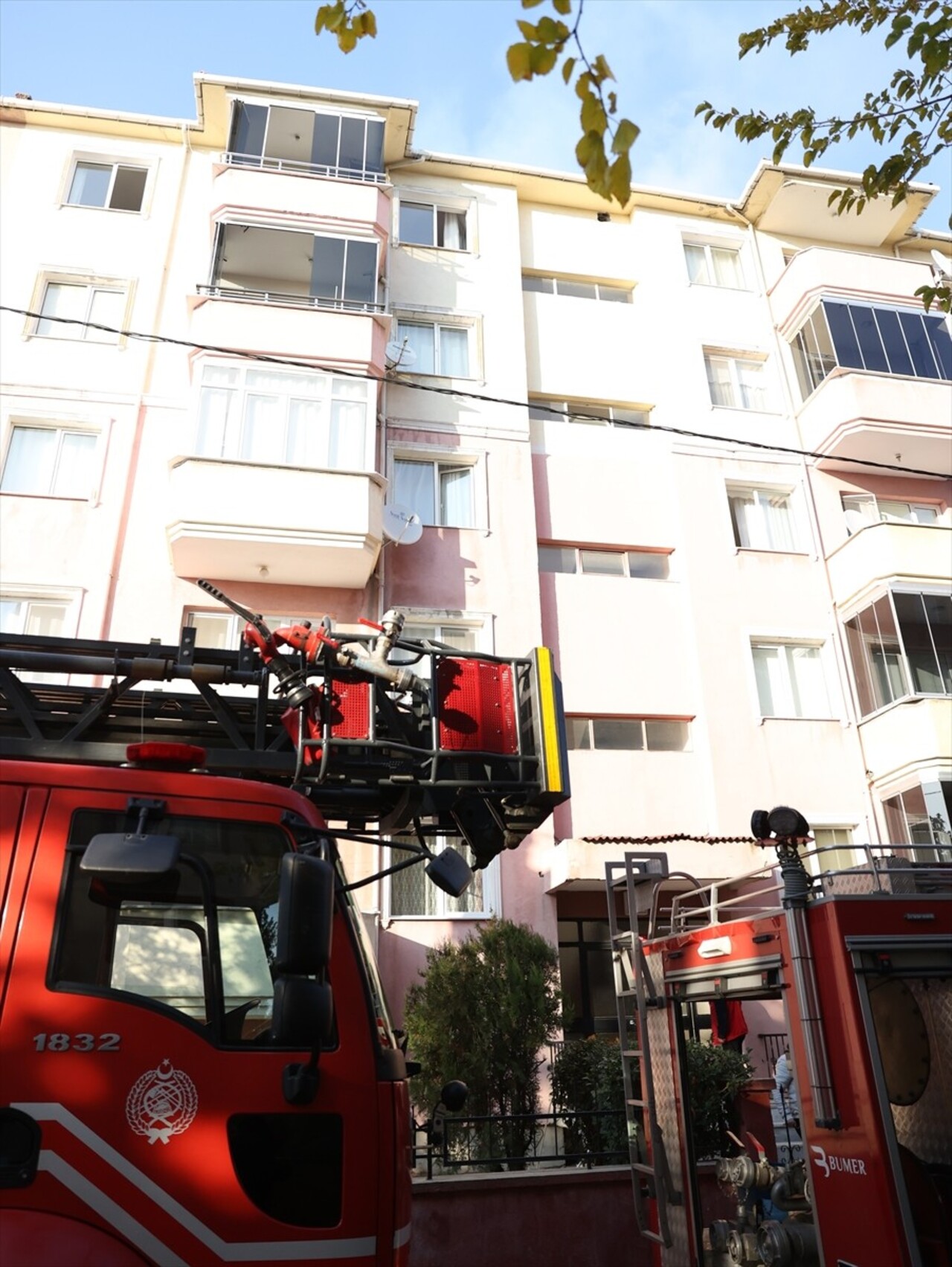 Kırklareli'nde bir apartmanın çatısında çıkan yangın itfaiye ekiplerince söndürüldü.