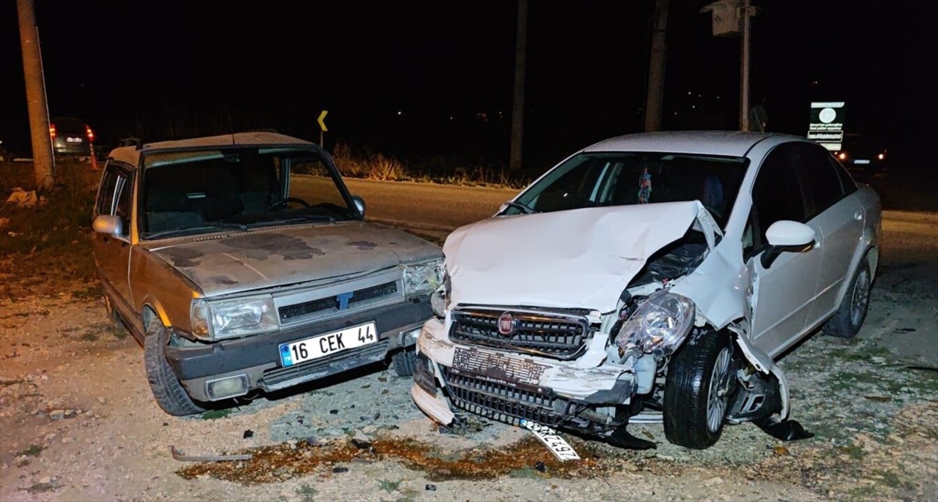 Bursa'nın İnegöl ilçesinde 2 otomobilin karıştığı kazada 6 kişi yaralandı.