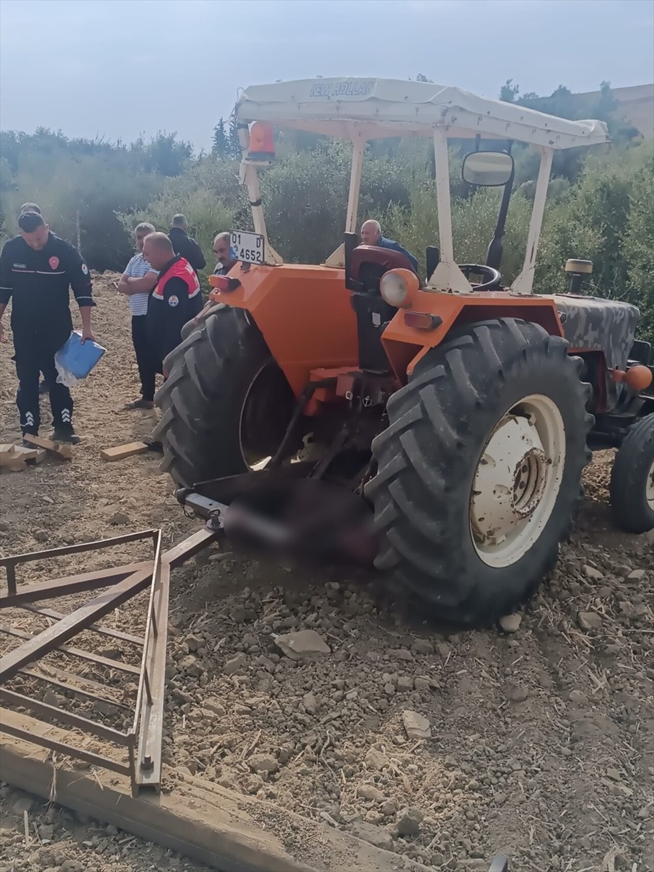 Adana'nın Kozan ilçesinde, tarladaki taşı kaldırmaya çalışırken hareket eden traktörün altında...