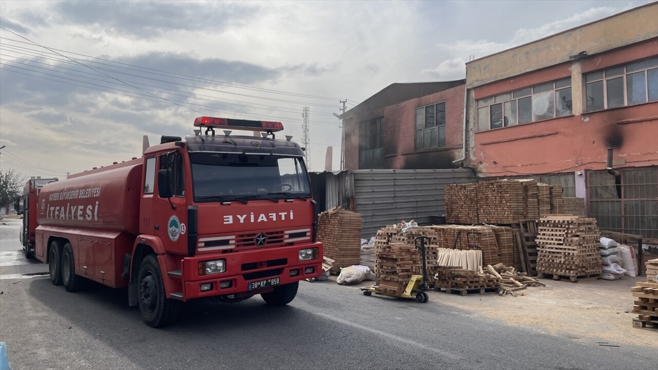 Kayseri'nin Melikgazi ilçesinde sünger atölyesinde çıkan yangın itfaiye ekiplerince...