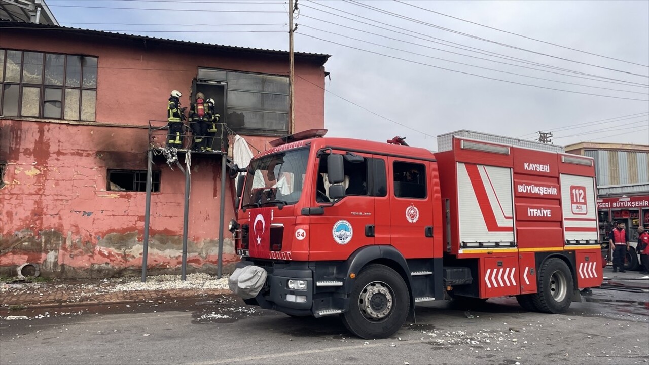 Kayseri'nin Melikgazi ilçesinde sünger atölyesinde çıkan yangın itfaiye ekiplerince...