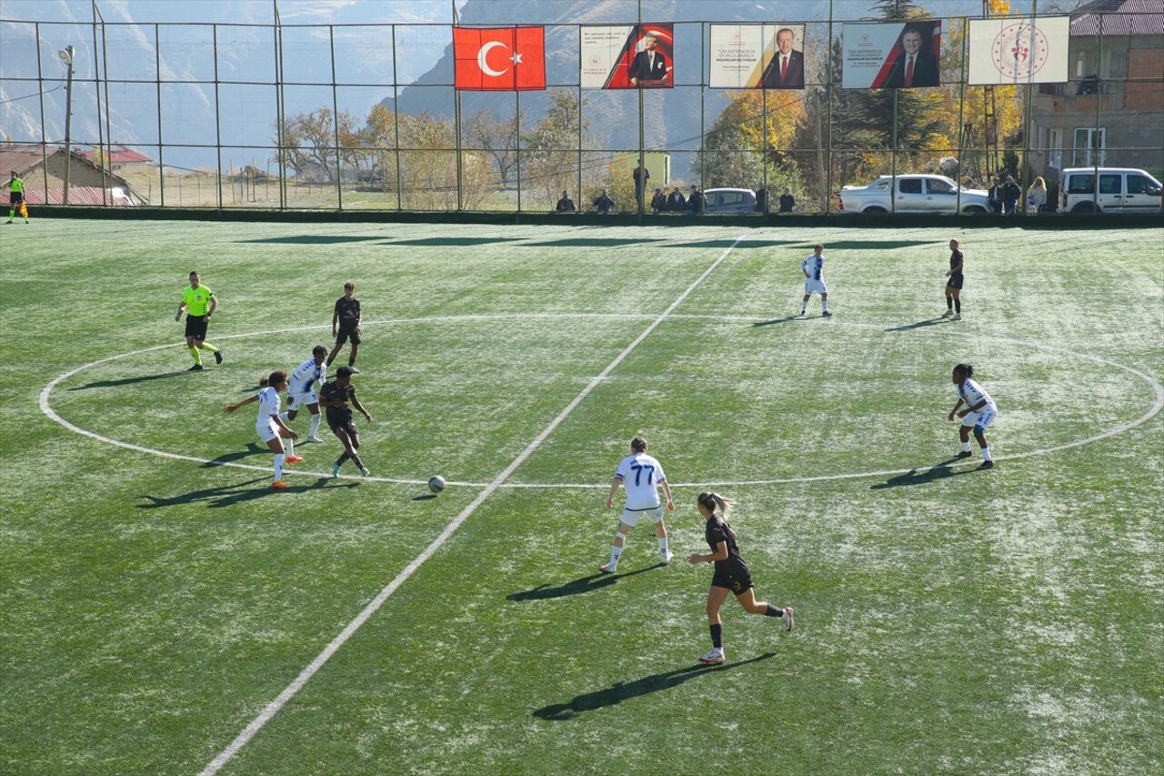 Turkcell Kadın Futbol Süper Ligi'nin 8. haftasında Hakkarigücü ile Trabzonspor, Merzan Futbol...