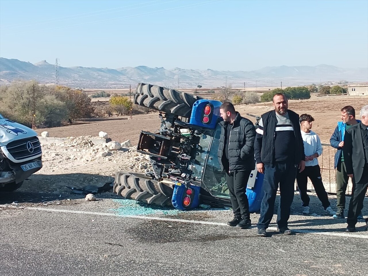 Batman'ın Gercüş ilçesinde minibüsün traktöre arkadan çarpması sonucu 5 kişi yaralandı.