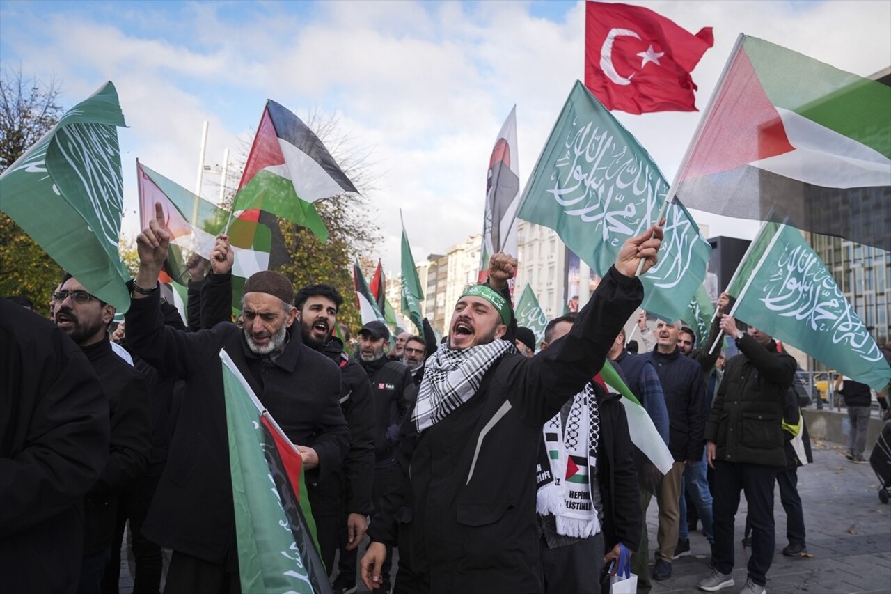 Gazze Dayanışma Platformu gönüllüleri, İsrail'in Gazze'deki saldırılarını destekleyen Almanya'yı...