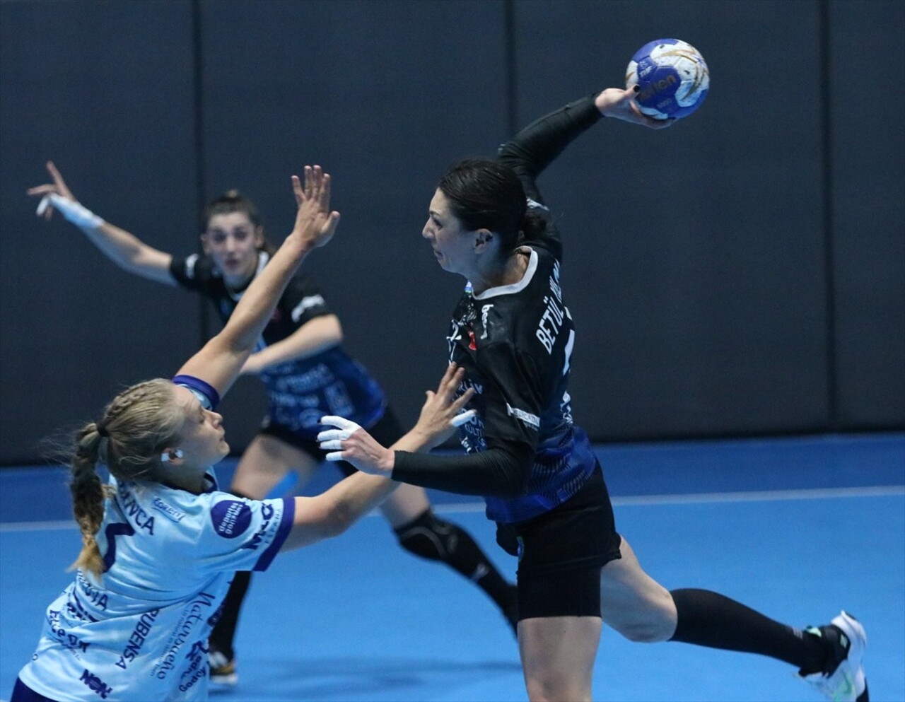 Avrupa Hentbol Federasyonu (EHF) Kadınlar Avrupa Kupası 3. tur rövanş maçında Bursa Büyükşehir...