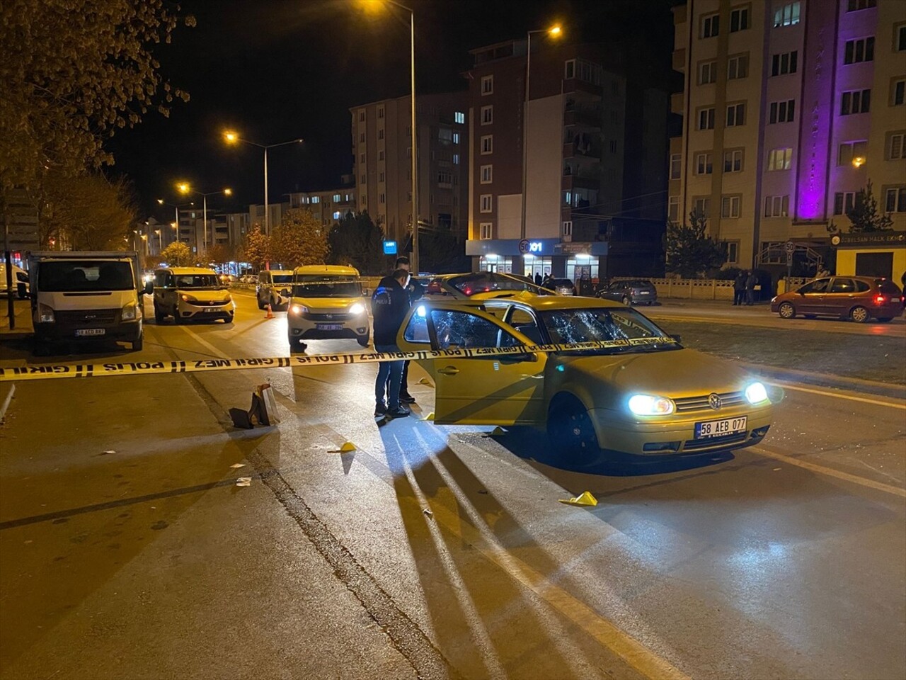 Sivas'ta iki grup arasında çıkan silahlı kavgada 1 kişi hayatını kaybetti, 1 kişi yaralandı....