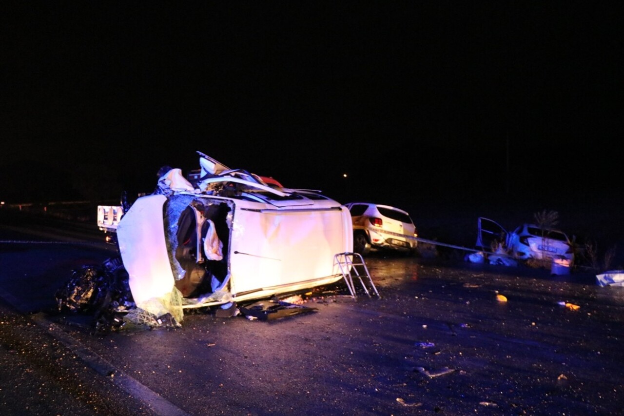 Burdur'da iki otomobil ile hafif ticari aracın karıştığı kazada 1 kişi öldü, 3'ü ağır 7 kişi...