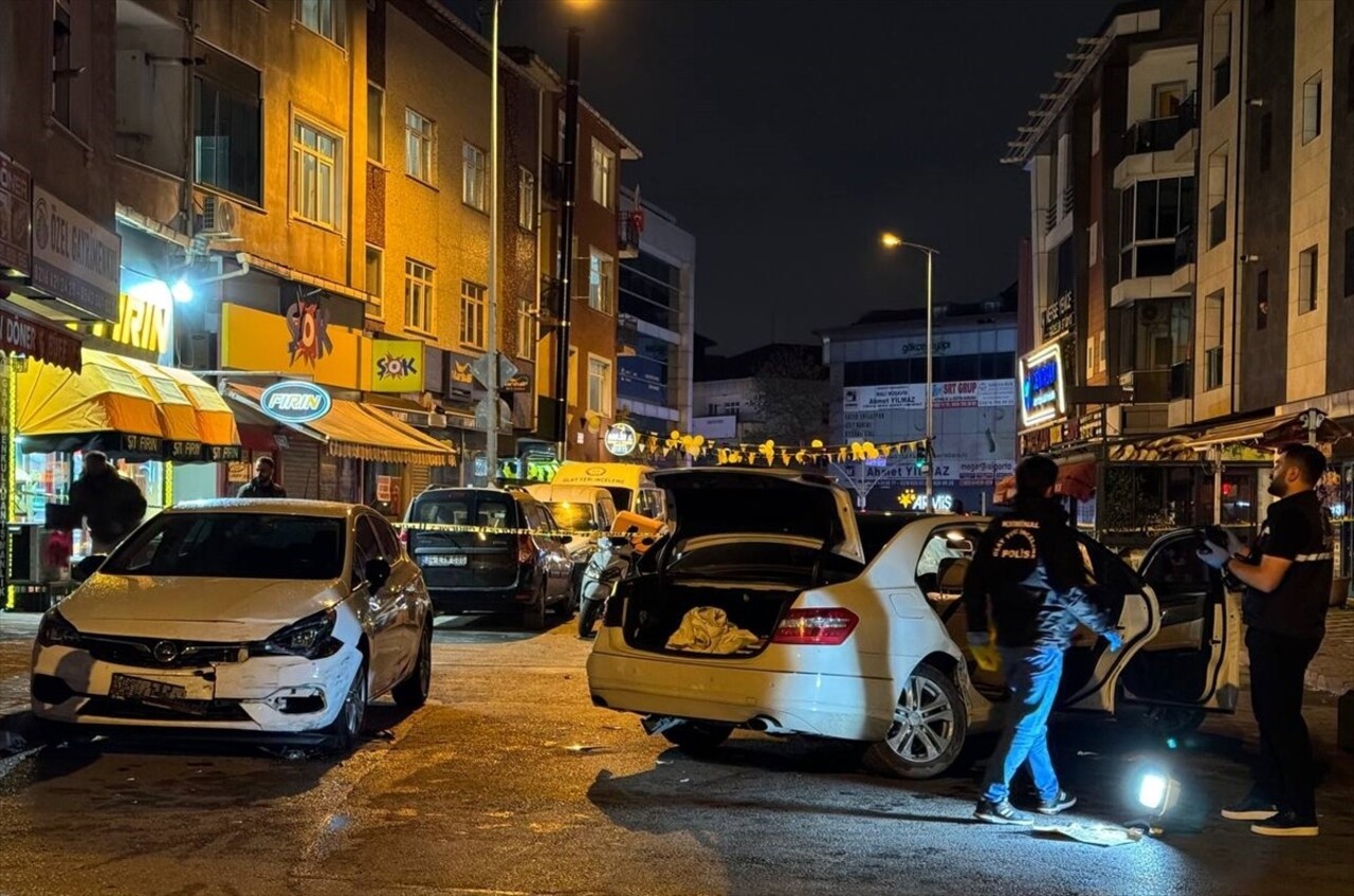 Sancaktepe'de bir iş yerini kurşunladıktan sonra otomobille kaçan şüpheliler, 2 araca çarparak...