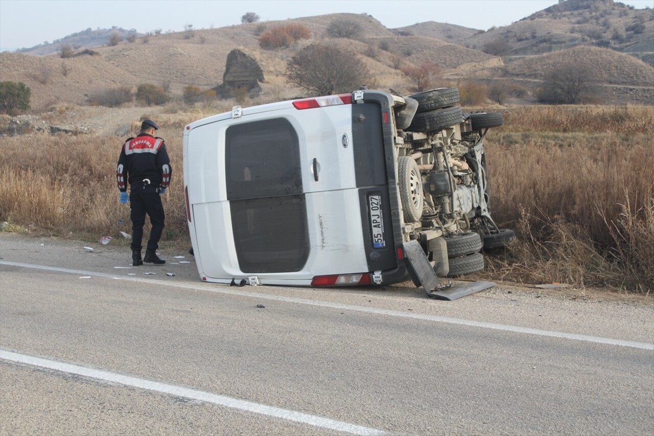 Çorum'un Osmancık ilçesinde işçi servisi ile traktörün çarpıştığı kazada 1'i ağır 16 kişi...