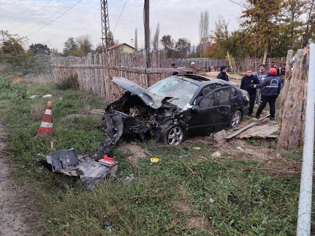 Amasya'da otomobilin devrilmesi sonucu 4 kişi yaralandı. Kaza yerine itfaiye ekipleri sevk edildi.