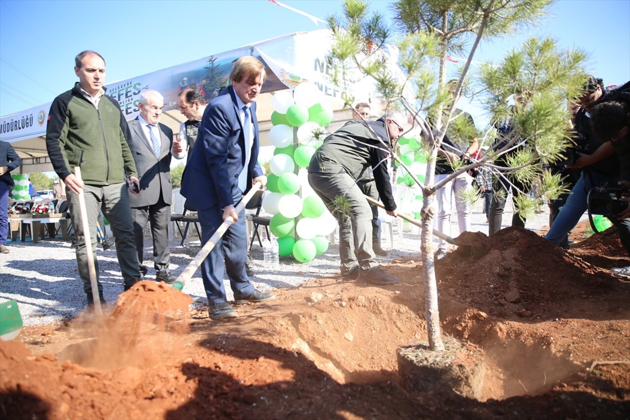 Antalya'da "Milli Ağaçlandırma Günü" kapsamında fidanlar toprakla buluşturuldu. Antalya Orman...