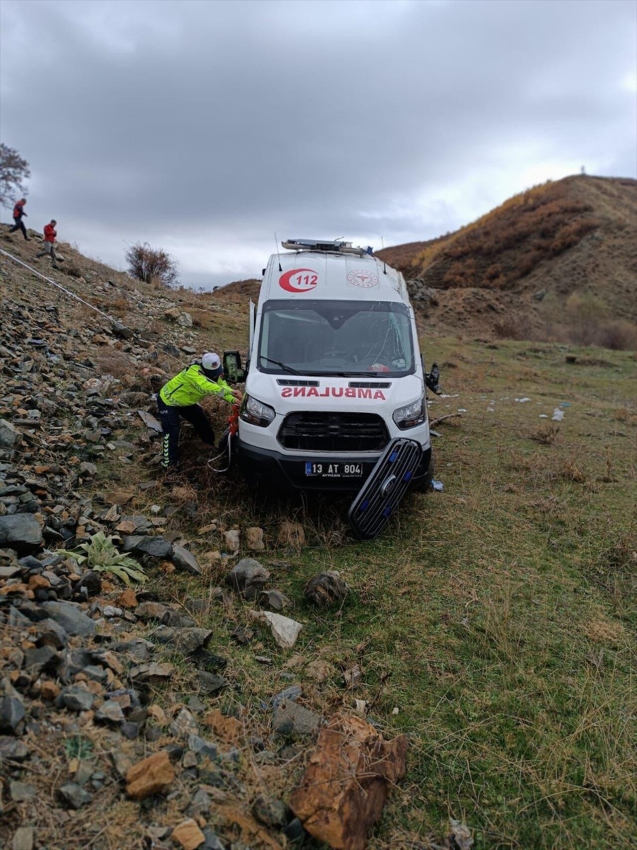 Bitlis'in Hizan ilçesinde 2 aracın çarpışması ve yaralıları almaya giden ambulansın devrilmesi...