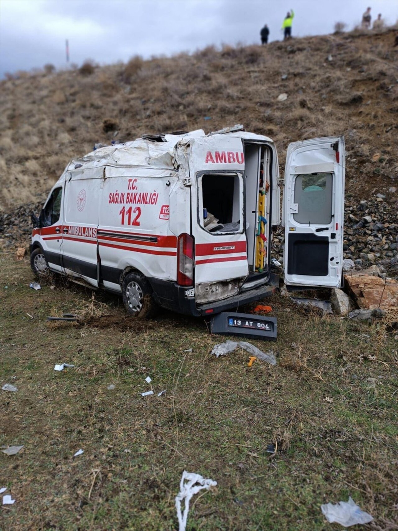 Bitlis'in Hizan ilçesinde 2 aracın çarpışması ve yaralıları almaya giden ambulansın devrilmesi...