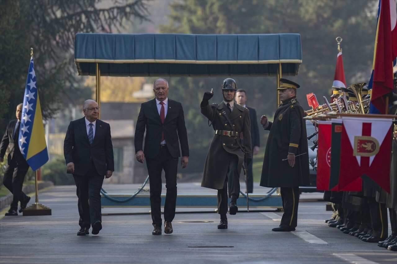 Milli Savunma Bakanı Yaşar Güler, Bosna Hersekli mevkidaşı Zukan Helez ile bir araya geldi. Bakan...