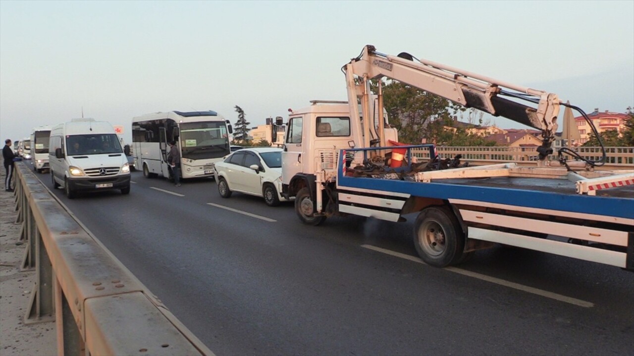 Yalova'nın Çiftlikköy ilçesinde 5 aracın karıştığı trafik kazasında yaralanan 4 kişi, hastaneye...