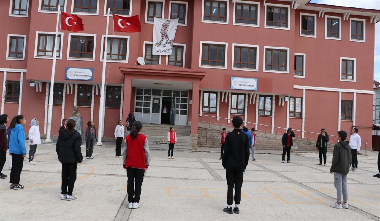 Erzurum'da eski milli atlet olan beden eğitimi öğretmeni Elif Eyüp'ün Aşkale ilçesinde aileleri...